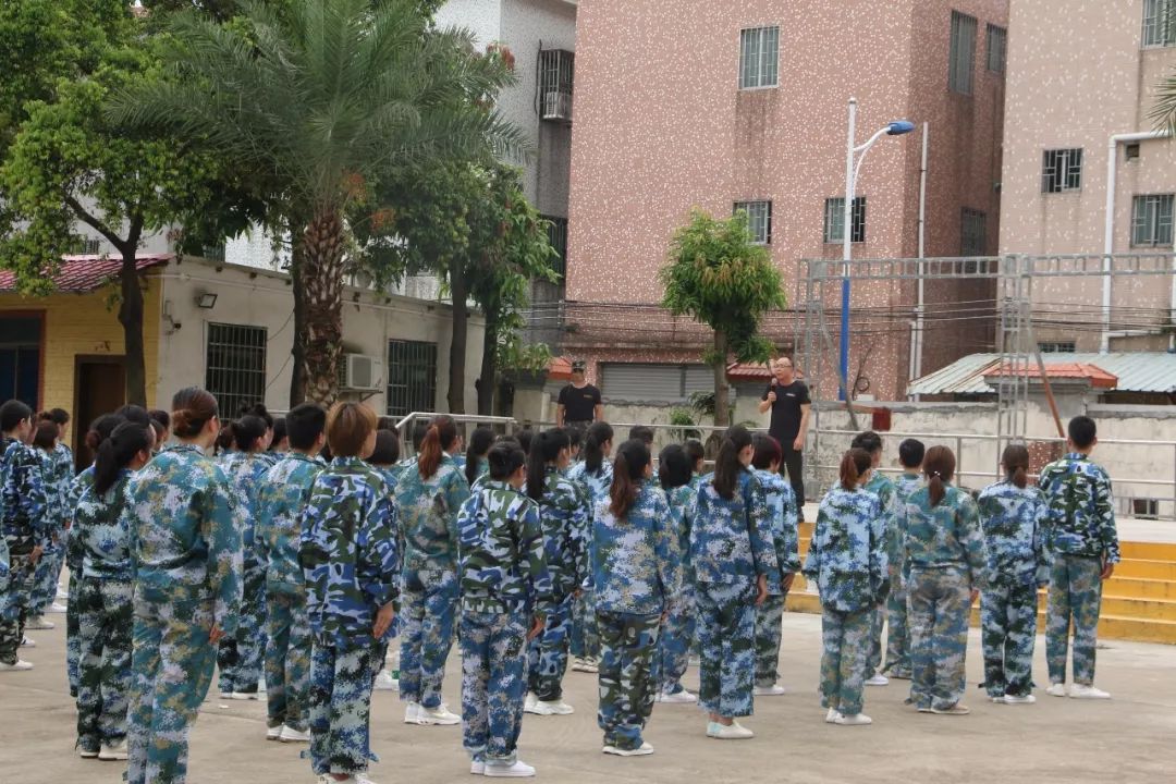 《執(zhí)行贏市場(chǎng)·團(tuán)隊(duì)變軍隊(duì)》2019年美麗集團(tuán)軍訓(xùn)大會(huì)軍
